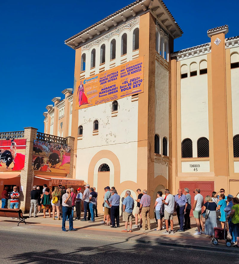 colas de gente ara comprar las entradas de toros